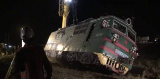 Водителя грузовика Howo, столкнувшегося с электровозом в Шымкенте, «вырезали» из кабины Водителя грузовика Howo, столкнувшегося с электровозом в Шымкенте, "вырезали" из кабины