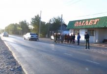 Жители шымкентского микрорайона требуют уважения к себе Жители шымкентского микрорайона Жанаталап забаррикадировали собой дорогу