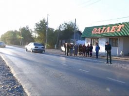 Жители шымкентского микрорайона Жанаталап забаррикадировали собой дорогу