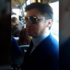 Как Габидулла Абдрахимов «давился» в переполненном автобусе Шымкента Как Габидулла Абдрахимов "давился" в переполненном автобусе Шымкента