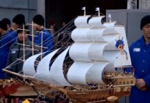 Флотилией сувенирных кораблей из зоны встретили прокурора ЮКО бизнесмены