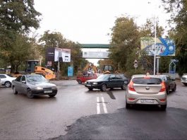 Новое дорожное полотно по улице Байтурсынова в Шымкенте трещит по швам