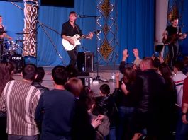 Концерт песен группы "Кино" прошел в Шымкенте