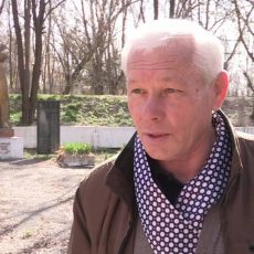 Тут на живых денег не хватает, а вы на мертвых просите Александр Подвиг