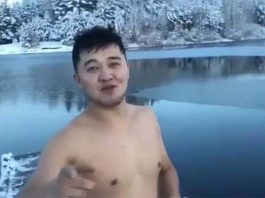 Жители СКО опубликовали ответное видео южанам, на котором они купаются при минусовой температуре в реке