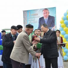 28 семей села Тамерлан в ЮКО в преддверии праздника получили квартиры Вручение ключей от квартир в селе Темирлан