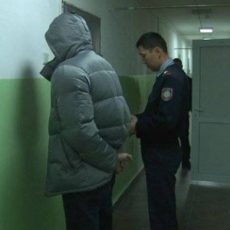 Столичная полиция задержала жителя ЮКО, повредившего 8 припаркованных машин Хулиган разбил 8 автомобилей в Астане