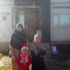 В Шымкенте муж бросил жену за то, что родила 5 дочерей Муж бросил жену за 5 дочерей