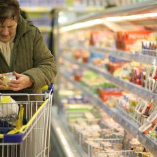 Прожиточный минимум в Казахстане увеличился на 12,4% за год Бабушка в магазине