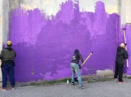 Французские художники - граффитисты расписывают стены ИЧ 167/3 в Шымкенте