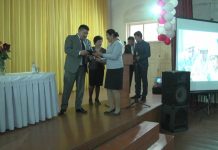 Обладатели востребованных профессий в ЮКО — швеи и электрослесари получили сертификаты Вручение сертификатов швеям