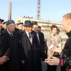 Экскурсию по крупным промышленным объектам организовал областной акимат ветеранам ЮКО Ветераны на экскурсии по предприятиям