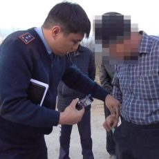 В ЮКО полицейские задержали двух подозреваемых в хранении наркотиков Задержание подозреваемого