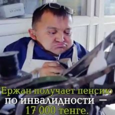 Житель Шымкента с двумя высшими образованиями чинит обувь на Верхнем рынке