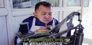 Житель Шымкента с двумя высшими образованиями чинит обувь на Верхнем рынке