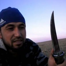 В ДВД ЮКО прокомментировали жуткую историю видео мужчины с ножом, рассказывающем о своем преступлении Мужчина записал признание в преступлении на видео