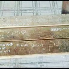 Хулиганы разрисовали новые скамейки в шымкентском зоопарке надписи на скамейках в зоопарке