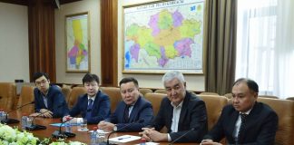 Агитировать за латинский алфавит в Шымкент приехали известные политологи, поэт и блогер Агитационная группа за латиницу