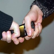 Мужчина пытался похитить телефон у прохожей в Атакенте Девушка похитила и избила семилетнюю девочку из-за телефона в Шымкенте