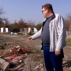 Действующее кладбище в Шымкенте напротив дендропарка зарастает мусором Действующее кладбище в Шымкенте напротив дендропарка зарастает мусором