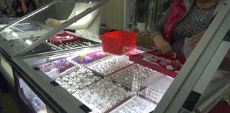 Продажу некачественных кыргызских украшений прикрыли в ЮКО Продажу некачественных кыргызских украшений прикрыли в ЮКО