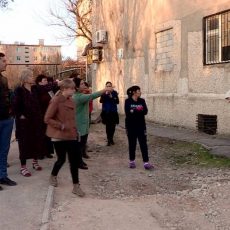 Жители шымкентской многоэтажки решили бороться против стройки, начавшейся рядом с их домом Жители многоэтажки возмущены строительством
