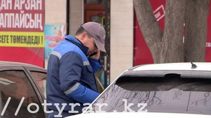 Незаконные платные парковки заполонили улицы Шымкента