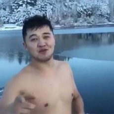 «Ответка югу от севера» — во время купания в реке жители СКО передают привет шымкентским купальщикам Жители СКО опубликовали ответное видео южанам, на котором они купаются при минусовой температуре в реке