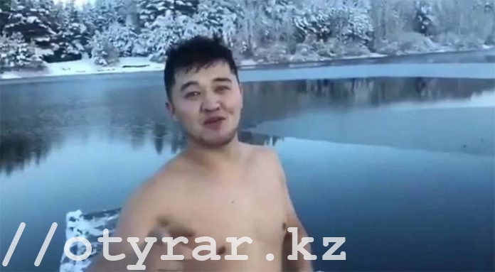 Жители СКО опубликовали ответное видео южанам, на котором они купаются при минусовой температуре в реке