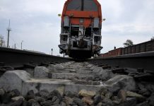 Сцепщику вагонов, попавшему под поезд, ампутировали ногу Поезд