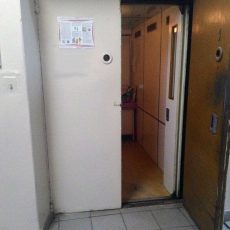 Опасная больница! Грузовой лифт в больнице
