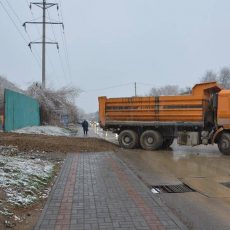 Строительная компания превратила улицу в Шымкенте в чавкающее болото грязи Грязь на стройке в микрорайоне Восток