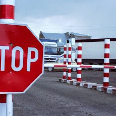 Выезд с территории Казахстана ограничен для граждан, имеющих задолженности Выезд для должников
