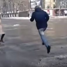 Оттепель в Шымкенте: вода отдельно, арыки отдельно Летящий через дорогу мужчина