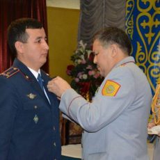 За спасение тонущего подростка в Шымкенте лейтенант полиции награжден медалью «За мужество» Полицейского в Шымкенте наградили медалью