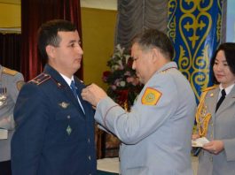 Полицейского в Шымкенте наградили медалью