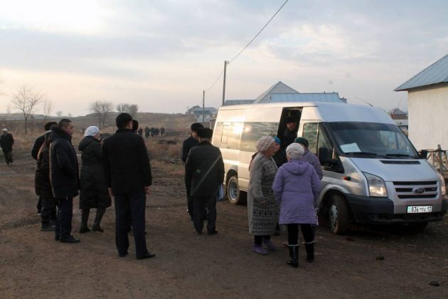 Аким Казыгуртского района показал журналистам нашумевший аул Айнатас
