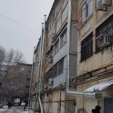 Из-за затопленного фекалиями подвала отопление в многоэтажке Шымкента провели на улице Ответственность за подготовку к отопительному сезону должны нести и жители