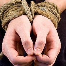 В Шымкенте полицейский удерживал в плену супружескую пару Полицейский удерживал в плену супружескую пару в Шымкенте