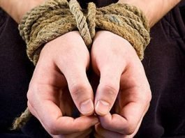 Полицейский удерживал в плену супружескую пару в Шымкенте