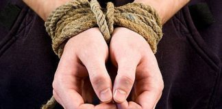 В Шымкенте полицейский удерживал в плену супружескую пару Полицейский удерживал в плену супружескую пару в Шымкенте