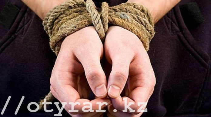Полицейский удерживал в плену супружескую пару в Шымкенте