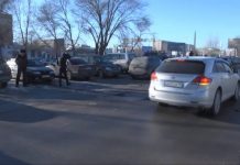 В Шымкенте городские бомбилы устраивают транспортный коллапс и качают свои права