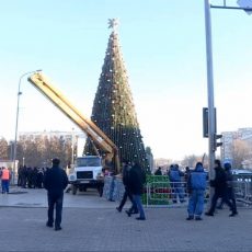 В Шымкенте восстанавливают праздничный антураж Восстановление новогодней елки на пл. Аль Фараби