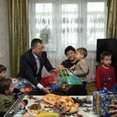 Жансеит Туймебаев отметил праздник в окружении малышей из многодетной семьи Жансеит Туймебаев отметил праздник в окружении малышей из многодетной семьи