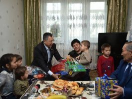 Жансеит Туймебаев отметил праздник в окружении малышей из многодетной семьи