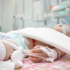 Полиция раскрыла дело: найденного на обочине ВОАД малыша не сбивала машина Ребенок умер в больнице
