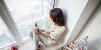 Как избавиться от плаванья в мутной реке и начать жить Девушка сидит у окна