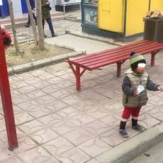 Аружан Саин: Нужно всем казахстанцам прекратить подавать деньги детям-попрошайкам Маленькая-попрошайка