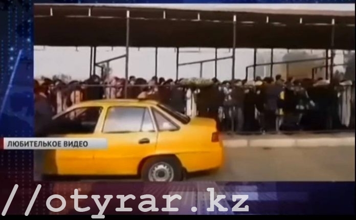 Узбекистанцы стоят в очереди на границе за дешёвыми казахстанскими продуктами